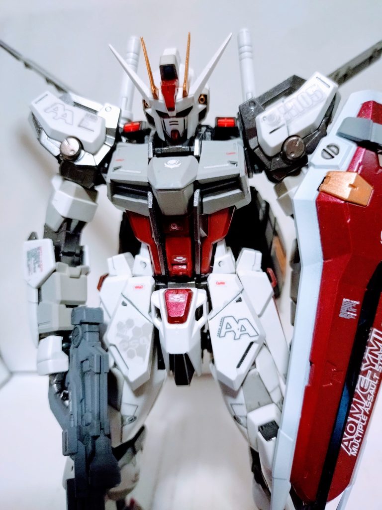 このガンダムは、部分部分にメタリックカラーを使って、鮮やかさを出すようにしました。