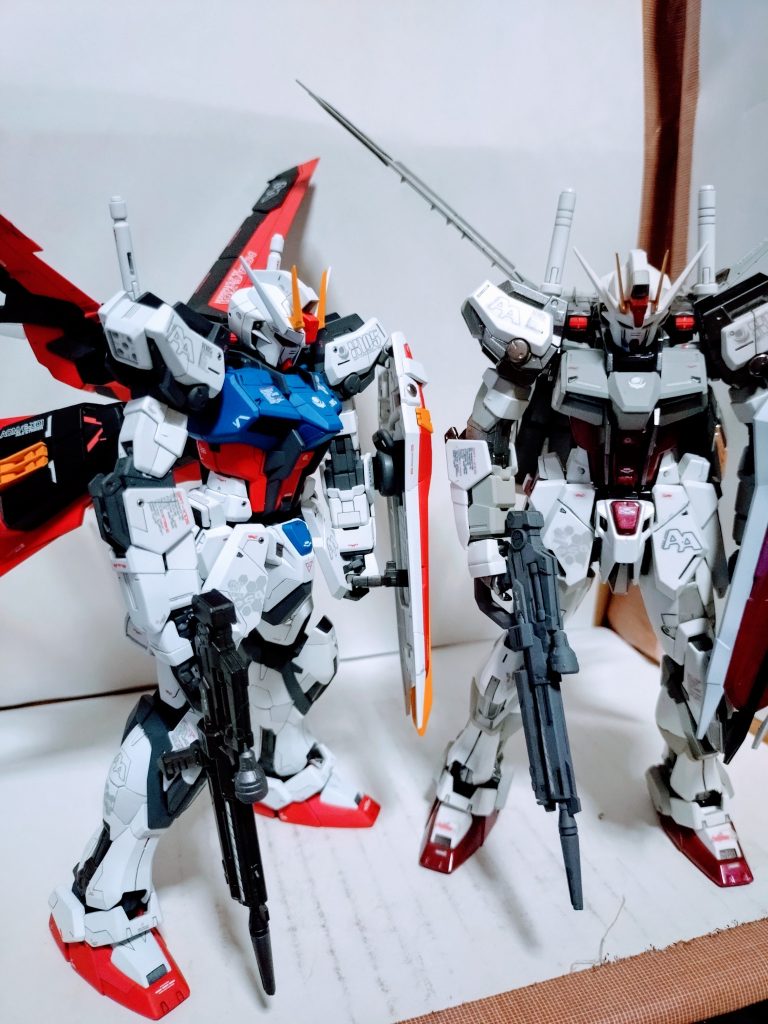 最近では無く、昔に作ったガンダムです。原作に近い感じで塗装したガンダムと、自分で考えたオリジナルのカラーリングの塗装したガンダムと２機体を一緒に。    