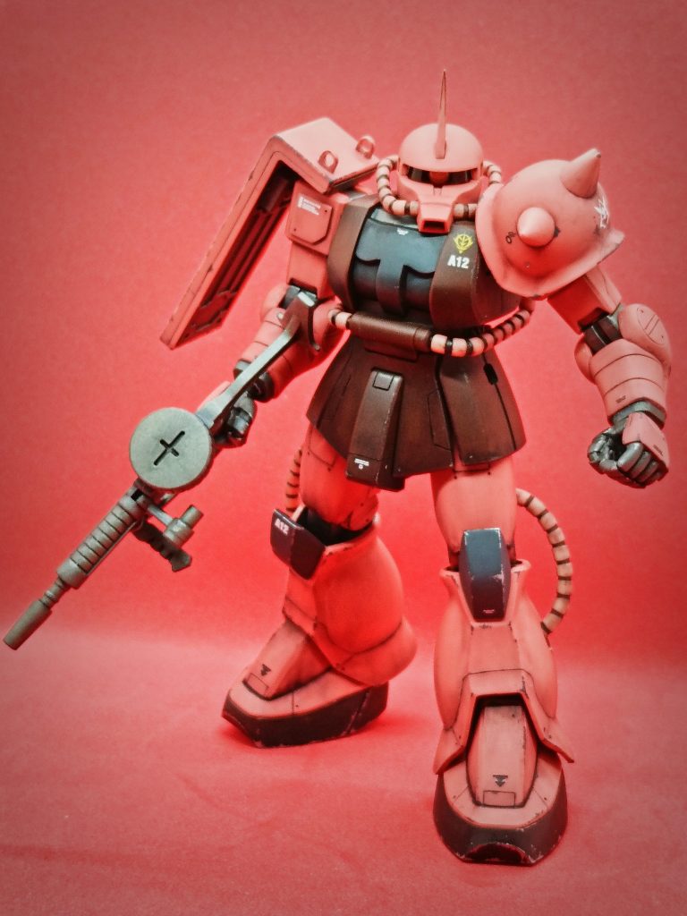 右肩前後にプラ板を貼り増装甲。全体的にスジボリでディテールアップしています。