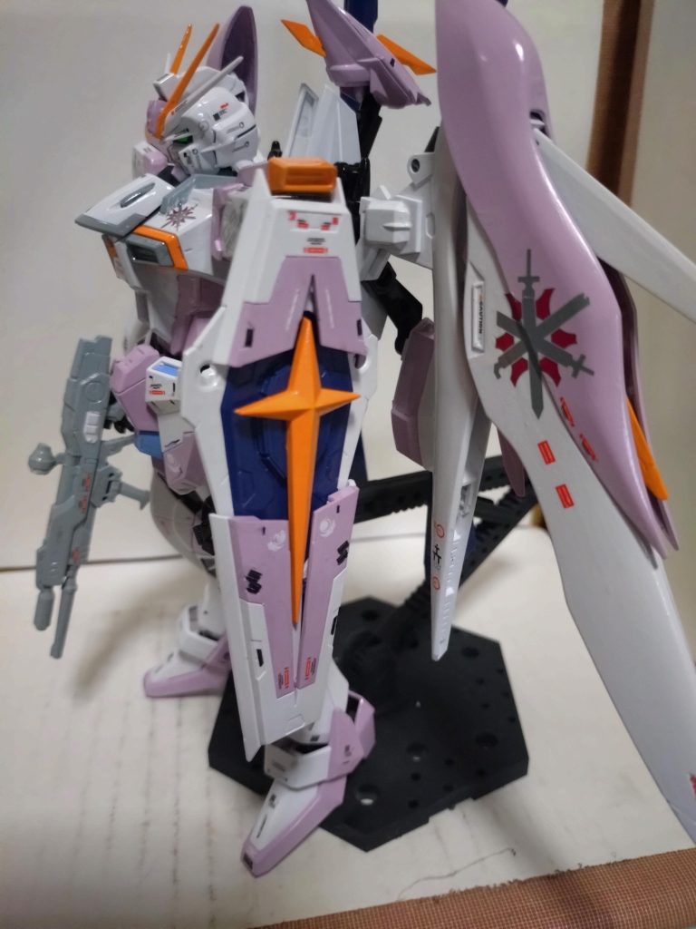 今回は、小さなデカールをあちらこちらに貼って、メリハリを。