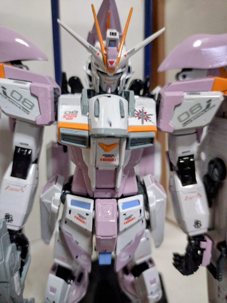 顔のアゴ上の2本のラインは、スミ入れしたかったんですが、手が震えて失敗しそうになったので、代わりにレッドのデカール2枚貼ったら微妙でした~(笑)