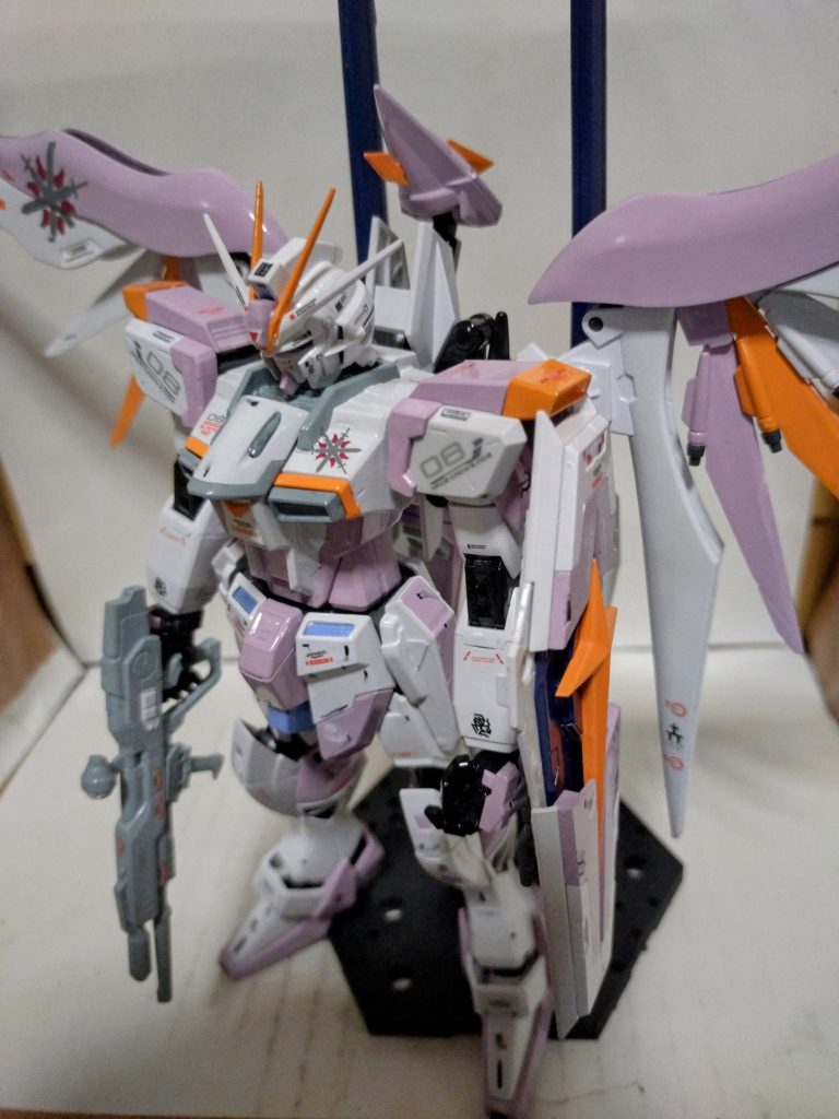 オレンジは、ハイネ専用機オレンジを使ってます。ホワイトは、エアリアルホワイト、後ろのビーム砲?は、ティターンズカラーです。