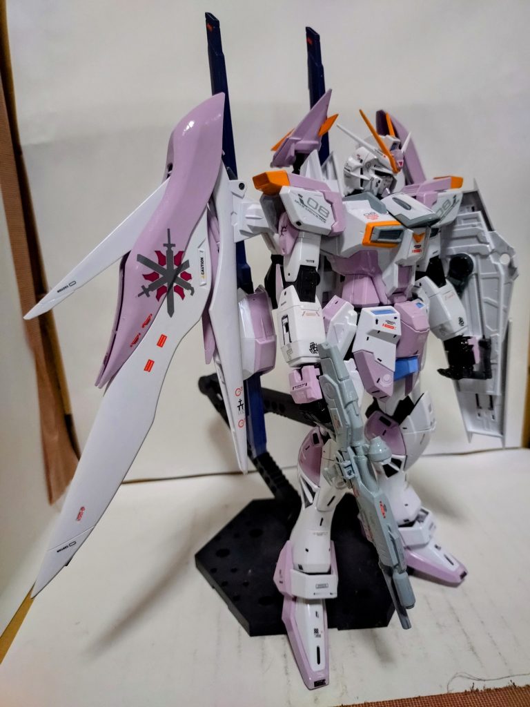 関節部分やデスティニーRシルエットの可動部分を塗装して動かすと、ギシギシして動かすのが怖くなります。