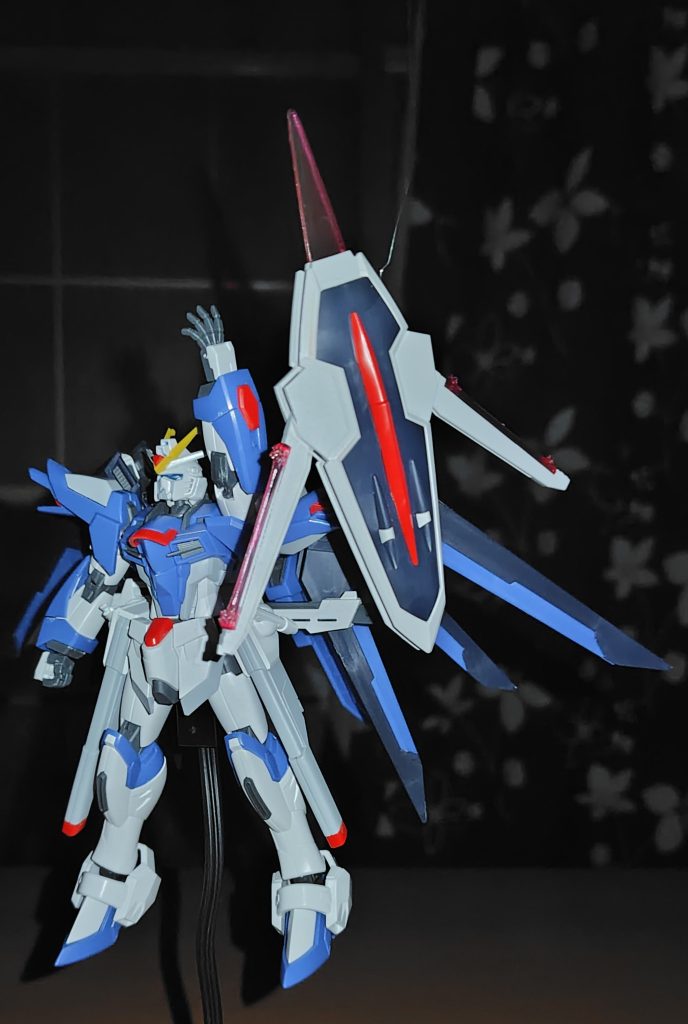 G-3フラッシュエッジシールドブーメラン。飛ばしてドラグーン見たく旋回して一通り切り裂いたら腕部装甲に戻って来たカット。