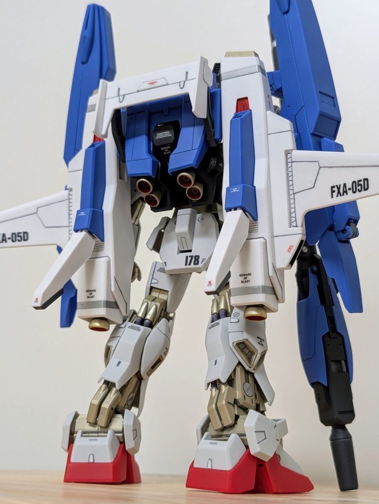 直近で組んだRGモデルと比べると、目立つ所に合わせ目が多いのにパーツの精度は悪いので、ゲート処理や合わせ目消しが大変でした。早い段階で、私には作業というより修行に近い感じがしてきたので、仕上がりを諦めて無視することに決めました。