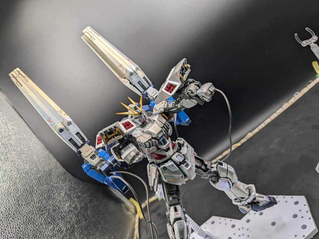 8連マイクロミサイル兼シールドだいたい20年前ぐらいから盾にミサイル積むのだめって言われてるのに大丈夫、アナハイム?ギャン好きがいるのかな