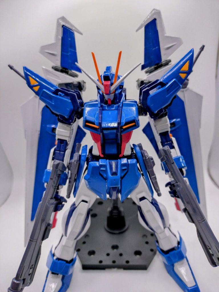 今回は、ブラックの部分をライジングフリーダムカラーで、グレーの部分はエアリアルホワイトに変えてみました。