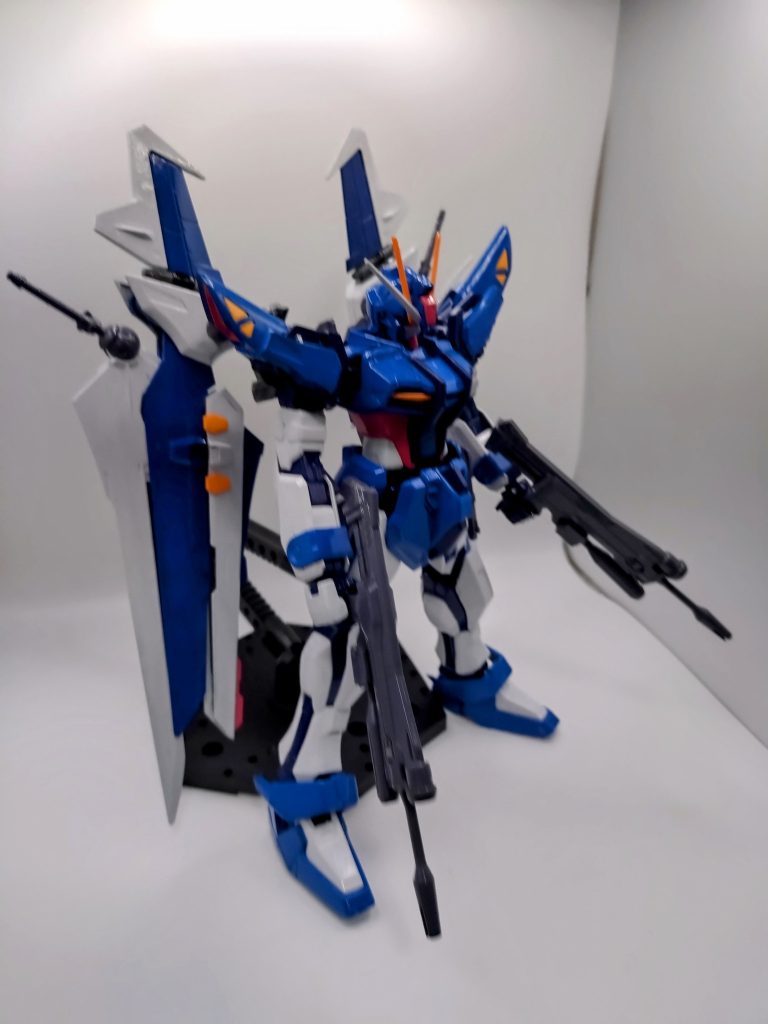 ビームライフルが3つもあり、両手に構えても、まだ1つ余る。