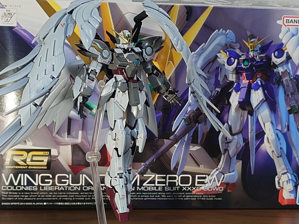 カラーリングは最初成形色にしようか、白くするか黒くするかで迷っていたんですが、結果グレーになりました（基本白色の部分は全部ニュートラルグレーⅠで薄灰色赤色の部分はそのままだと明るすぎたので深えんじ色よりさらに暗めに黄色の部分はワンポイントとしてゴールドに青まぜて青金っぽくしてみました。全体的に落ち着いた色合いになったかなと思います