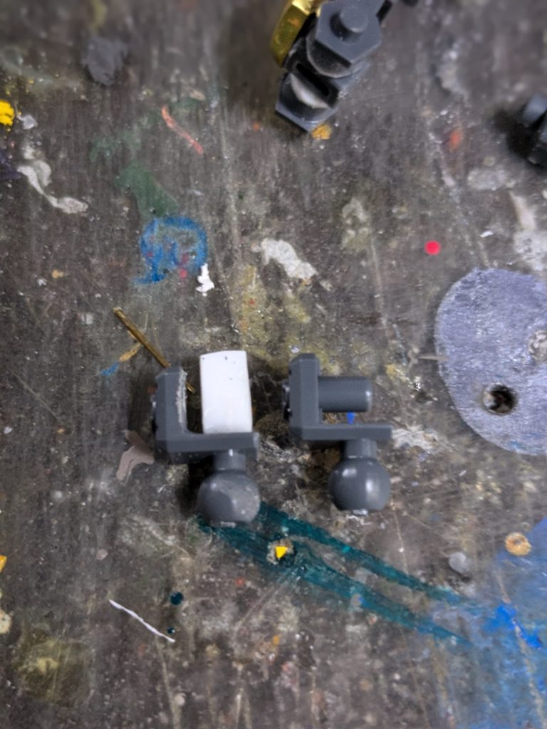 それに合わせて足首関節もプラ板を積層して元のジョイントと真鍮線+アロンアルファでガッチリ固定