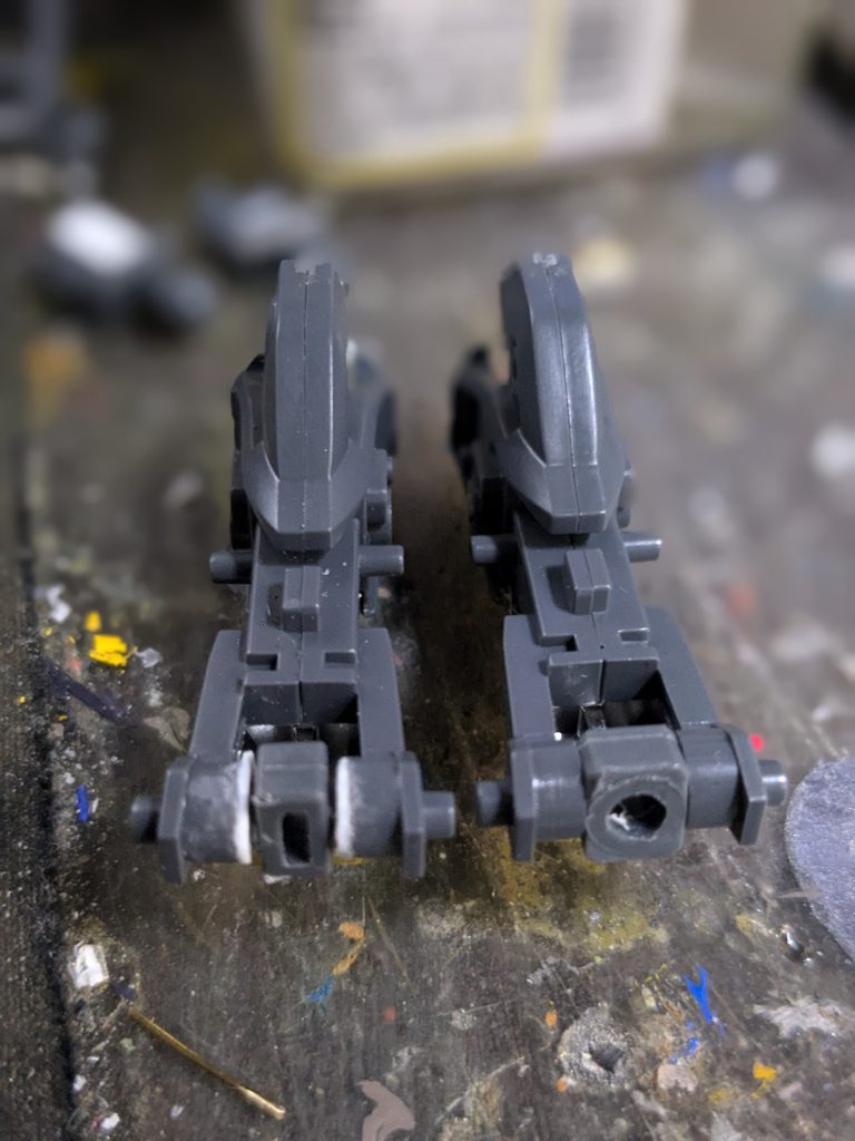 アカツキの脚部はゼウスシルエットに接続できるようにポリキャップを変更、隙間はプラ板で埋めています