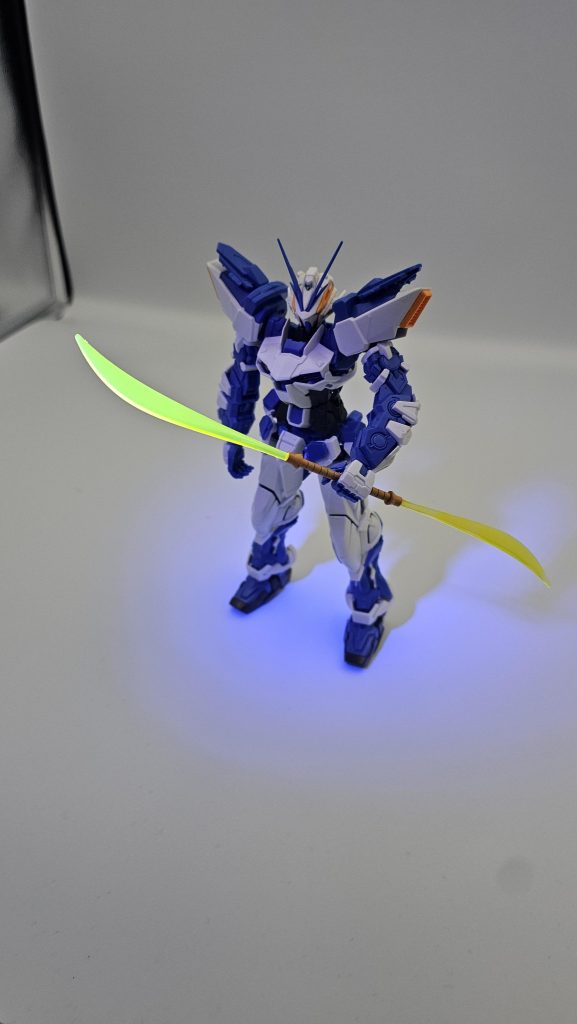 サーベルは光ります。え、関係ないやつが持ってる?実はゲルググ君お手々がスカスカ過ぎて保持出来ないのです。青枠君は握れるので代わりにもって貰ってます。