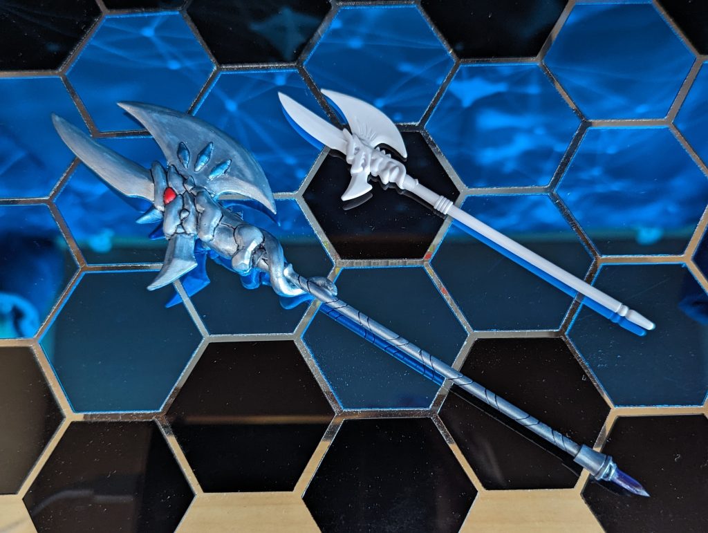 マルスドラグーンに対して白銀のハルバード 一回り小さいのでプラ板とパテ、コトブキヤのウェポンシリーズを利用して大型化しました。