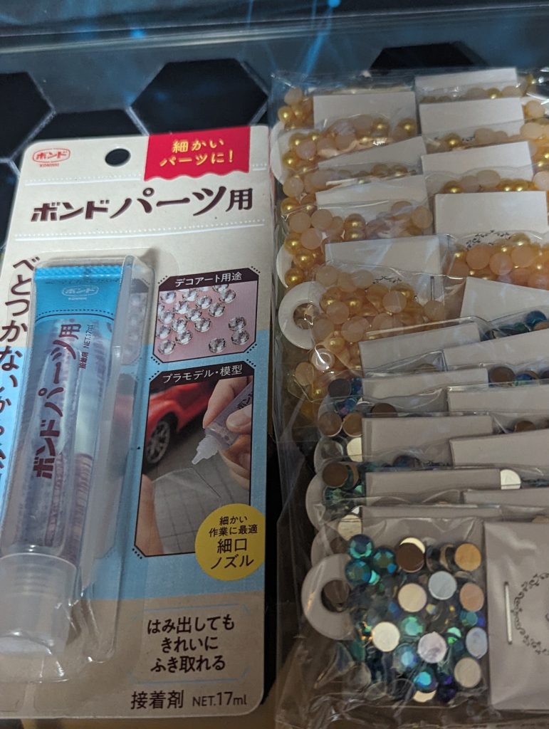 購入したネイルのパーツ宝石型(ダイヤカット)等はSDだと大将軍やクレオパトラ等女帝系、海賊、ナイトガンダム系と相性良さげです。各この量が10袋入りで800円前後、サイズも細かく選べます。他の使用例だとシリコン液で部品の型を取り、エポキシ樹脂溶液内部にネイルの部品を規則的に混入させて固めるとオリジナルの輝羅鋼とか作れそうな気もします。平らな羽とかなら下にミラー板配置する等