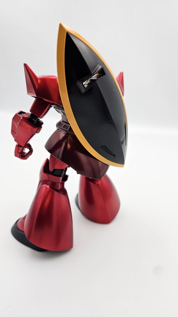 盾は艶消しブラックとマンダリンイエローですね。