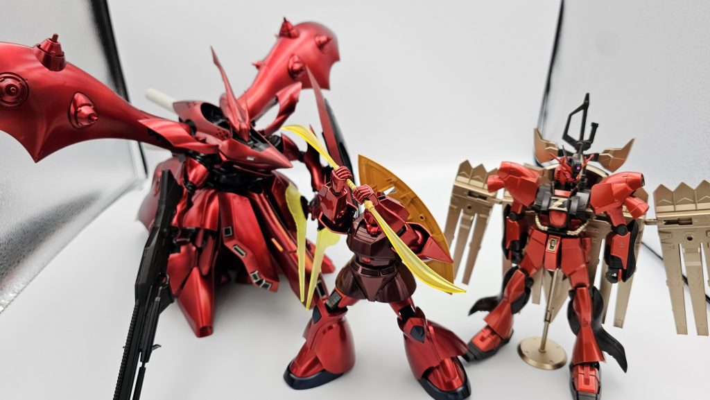 うちの赤集団。右の子が今回の色の目標でした。左からシルバ-にガイアクリアレッドゴールドにガイアクリアレッドゴールドにタミヤクリアレッド