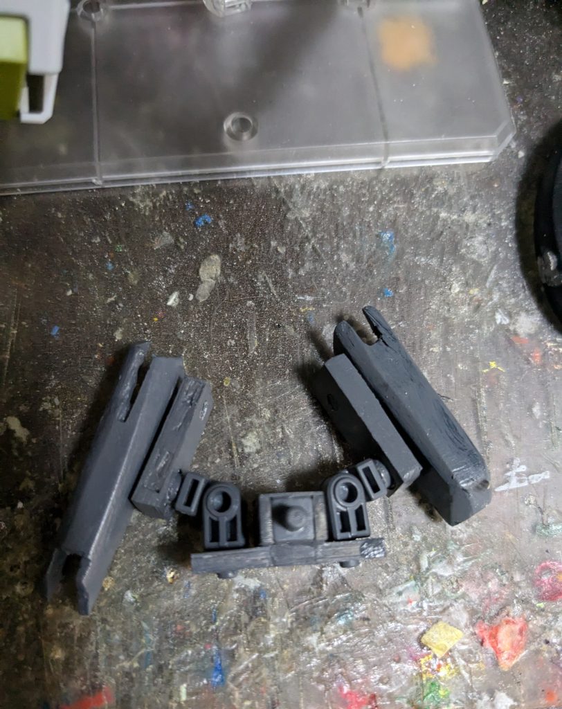 背面バックパック交換用バレルとミサイルポッドを接続する所はパテで作成、パック本体はプラ板で最低限接続出来るように作成作りが粗くなったのは作っている途中で集中力が切れて妥協したからです(笑)