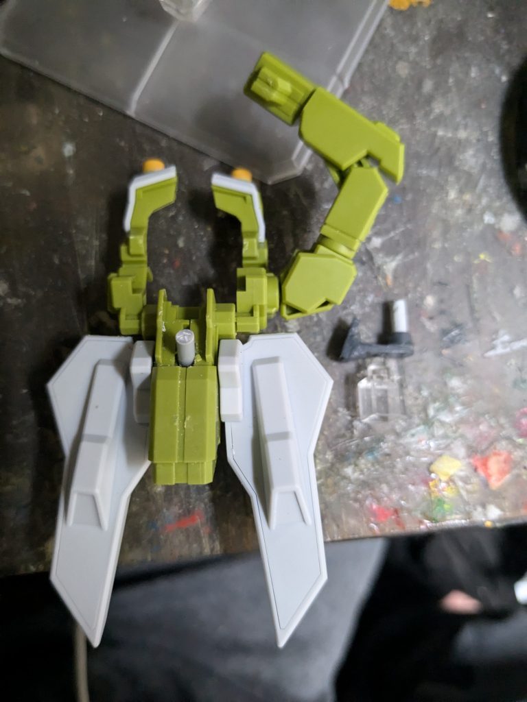 リアアーマーの接続はゼウスシルエット側とアカツキのリアアーマーに3mmで穴あけ、ランナーで接続とゼウスシルエット内にネオジム磁石を仕込んでます。アカツキの股下のスタンド接続穴からゼウスシルエット側に伸びるジョイントを作成、ネオジム磁石を仕込み保持力を上げています