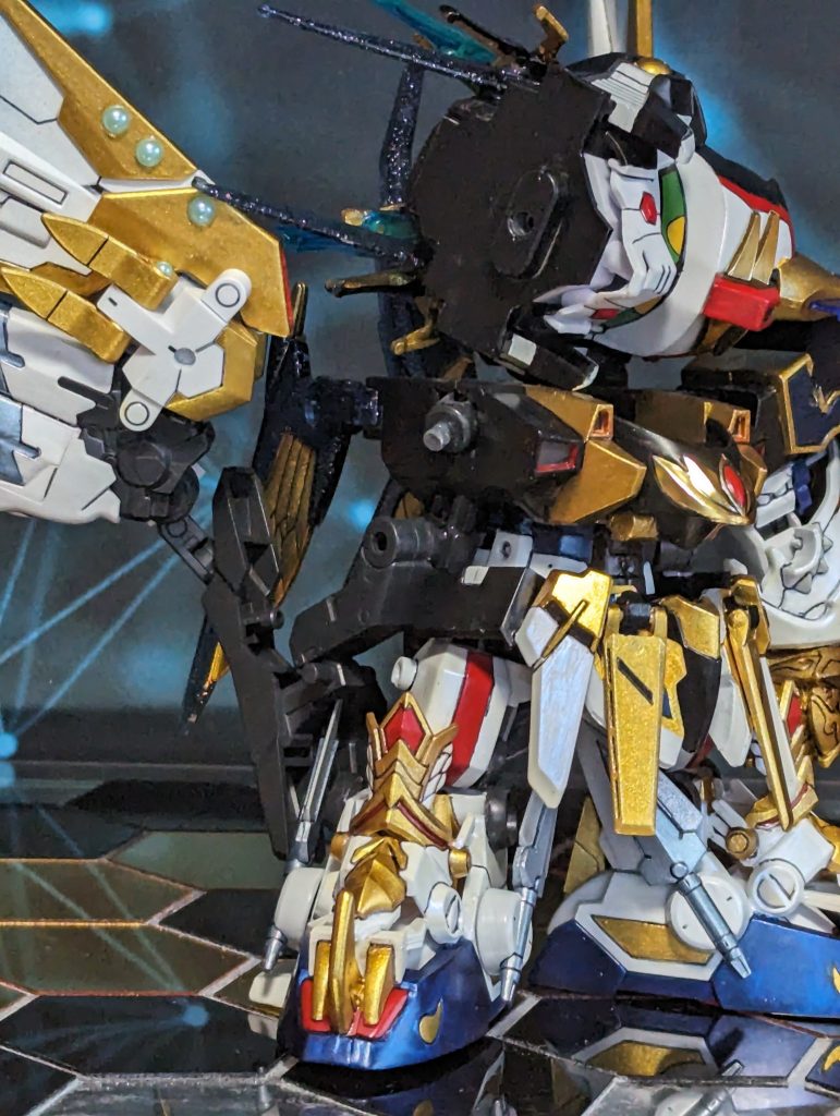 ジョイントパーツで肩を上げ下げ可能。頭部は切り離してプラ板とジョイント付けて横に首振りと魔龍モード両方を可能にしました。上半身と下半身に切り離し胴体を追加(ジャンク品のL.E.D.ミラージュを使用)100分の1サイズなら合うと思われる。足の関節部にも各種ジョイントを追加し、足を広げられるように改造しスタイルアップさせました。