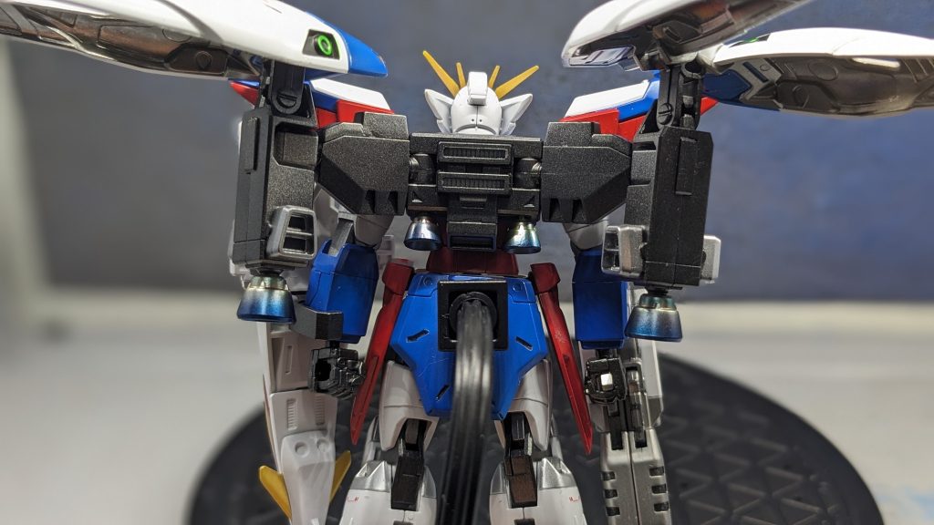 バーニア焼けの表現も挑戦しましたが黄色や赤がほとんど青に飲まれてしまいました。もっと細く重ならないように吹かないとダメですね。