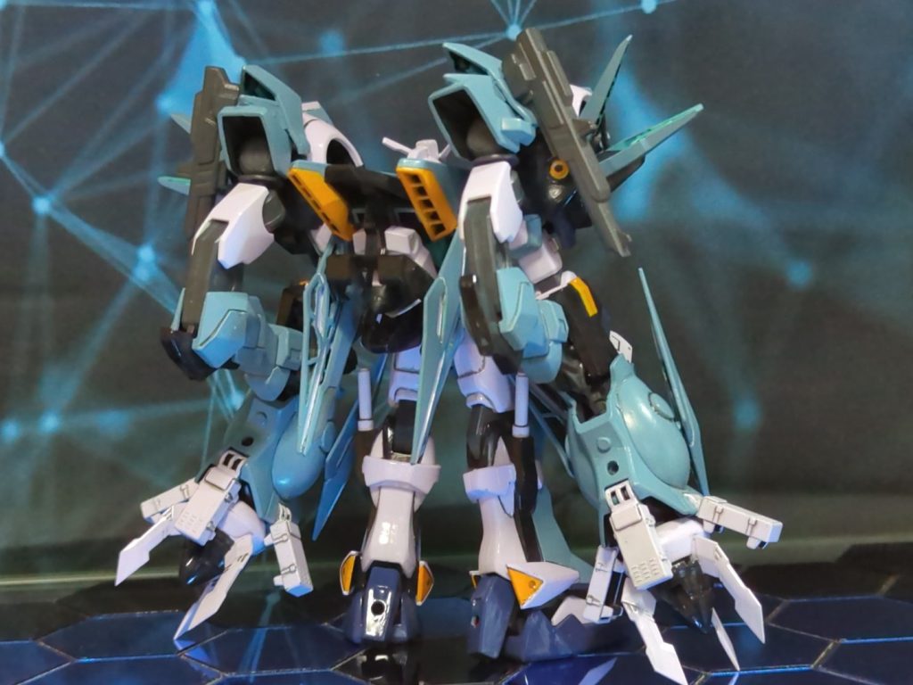 巨大アームでタックルする際、デュエルの細腕では関節部に負荷が掛かるだろうと、後ろに補助用アームを取り付けてあります。スパロボのヒュッケバインMk-IIIボクサーをイメージ。