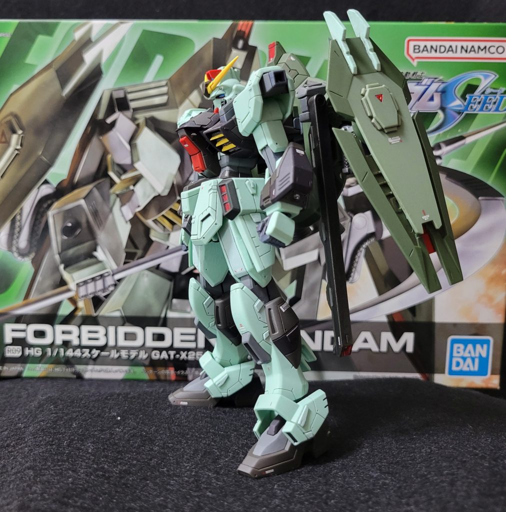 HGフォビドゥンは、シールドが少し小さく感じてました。一から作り出すスキル無いのでシールドを三分割し、隙間を広げて固定。サイコフレーム発動的状態！　ちょっと無理矢理ですが、存在感上がったかなぁ？