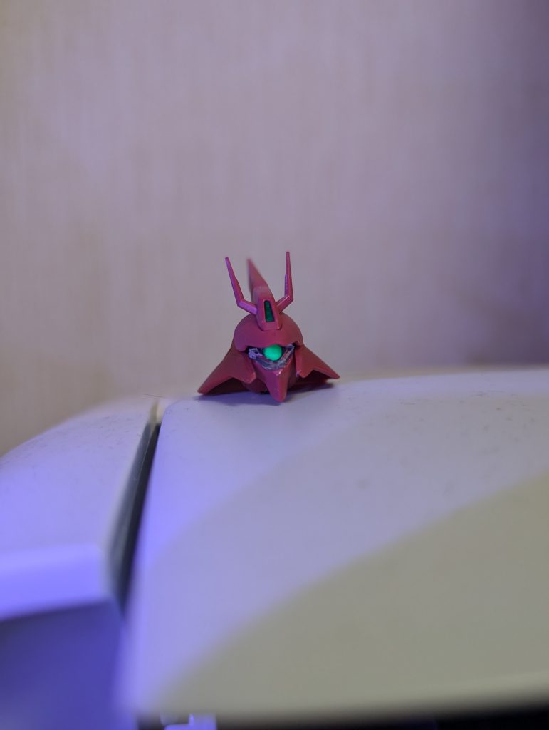 モノアイにはエフェクトパーツを半球状に削って貼り付けました結果、ヘルメットが閉じなくなり、あれやこれやしてるうちにバイザーのパーツが折れました😂