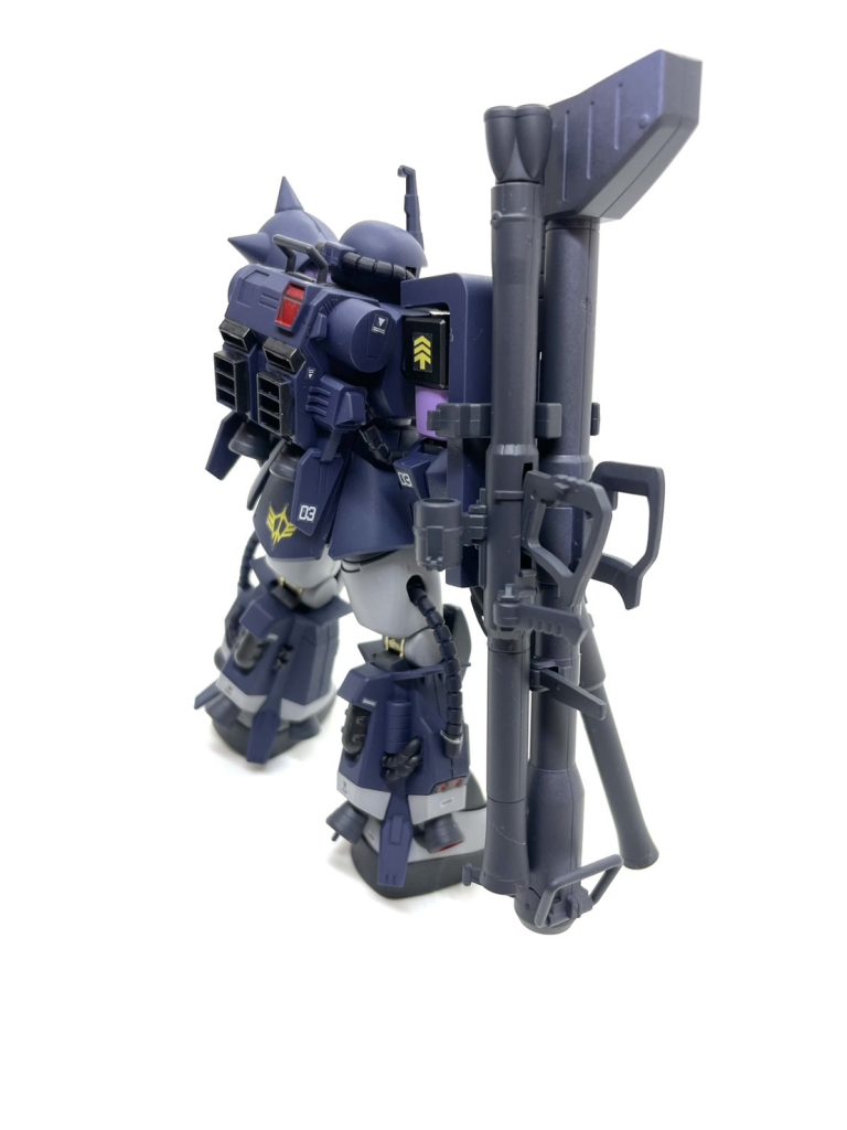 缶スプレー全塗装、ホワイト部分はグレーに変更、部分塗装、デカール、つや消しです！武器ラックにラケーテン・バズを追加しました！後継機のドムの試作的な！