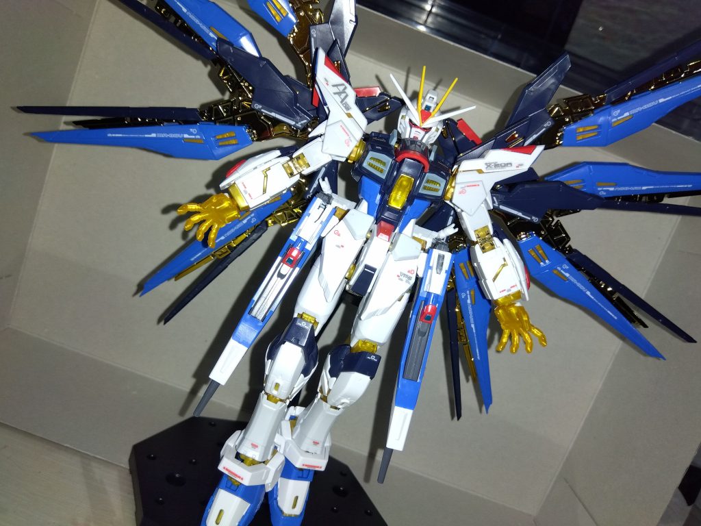 これまたRGもうね翼がギランギランでかっこいいし、デカールも最高だよもう