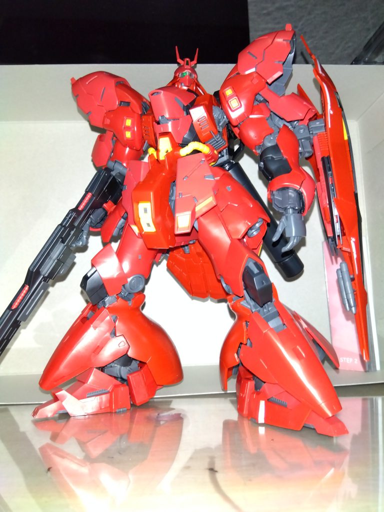 初めてこのサイズ感のガンプラ組んだけど、迫力が…そして曲線がいい！RGやっぱ好きなんだよなぁーやべ、デカール貼ってねぇや…