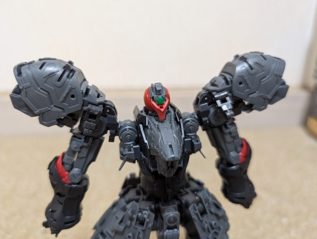 バイザーが破損した結果、マスクは接着剤で接着することに...