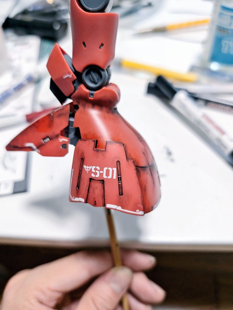 脚部のピンク色の部分はつや消しトップコートが少し白化してしまいました...が逆に経年劣化ぽくみえて良いのではって思いましたウェザリングでデカールが綺麗に残ってるのは少し違和感ありますね😅