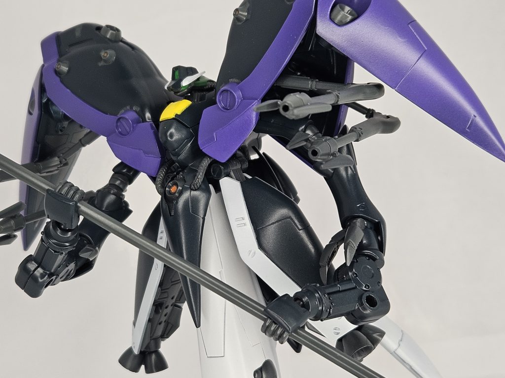 ご覧の通り異形ですベースキットはメルカリで購入したHGメカニクス1/550 ノイエ·ジールを使用しました