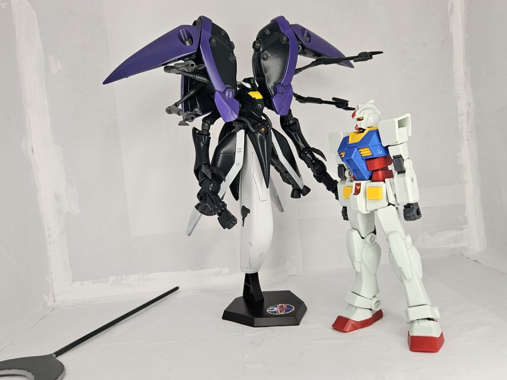 機体のサイズは台座を含めないとEGガンダムと同じくらいです