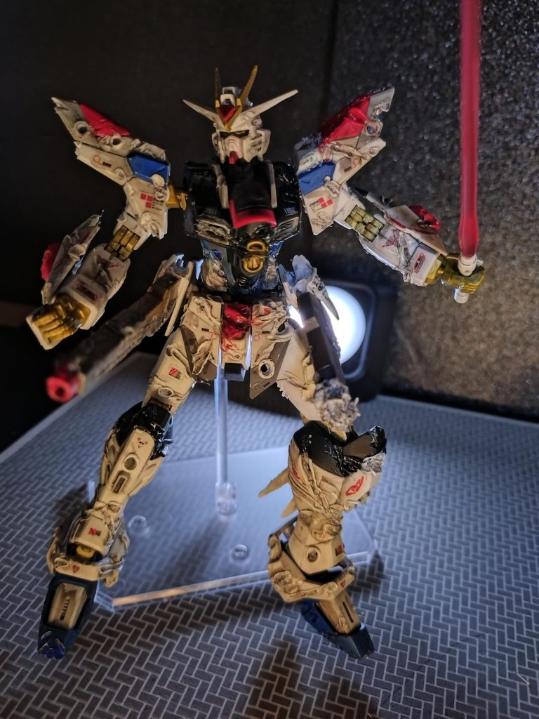 レールガンも被弾し、ビームサーベルも壊れる、それでも戦い続けるストフリ