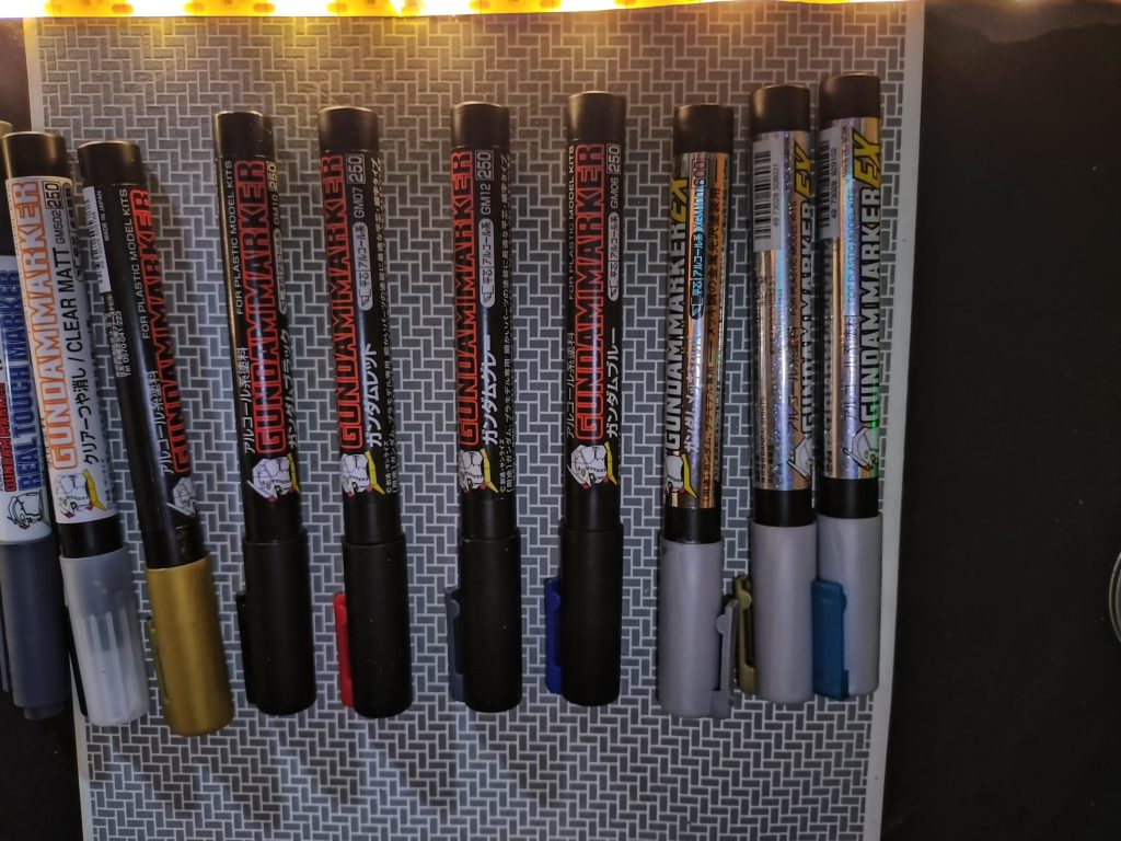 今回の塗装は全部ガンプラマーカーでやるとこだわりました、使った種類のマーカーはこちらです