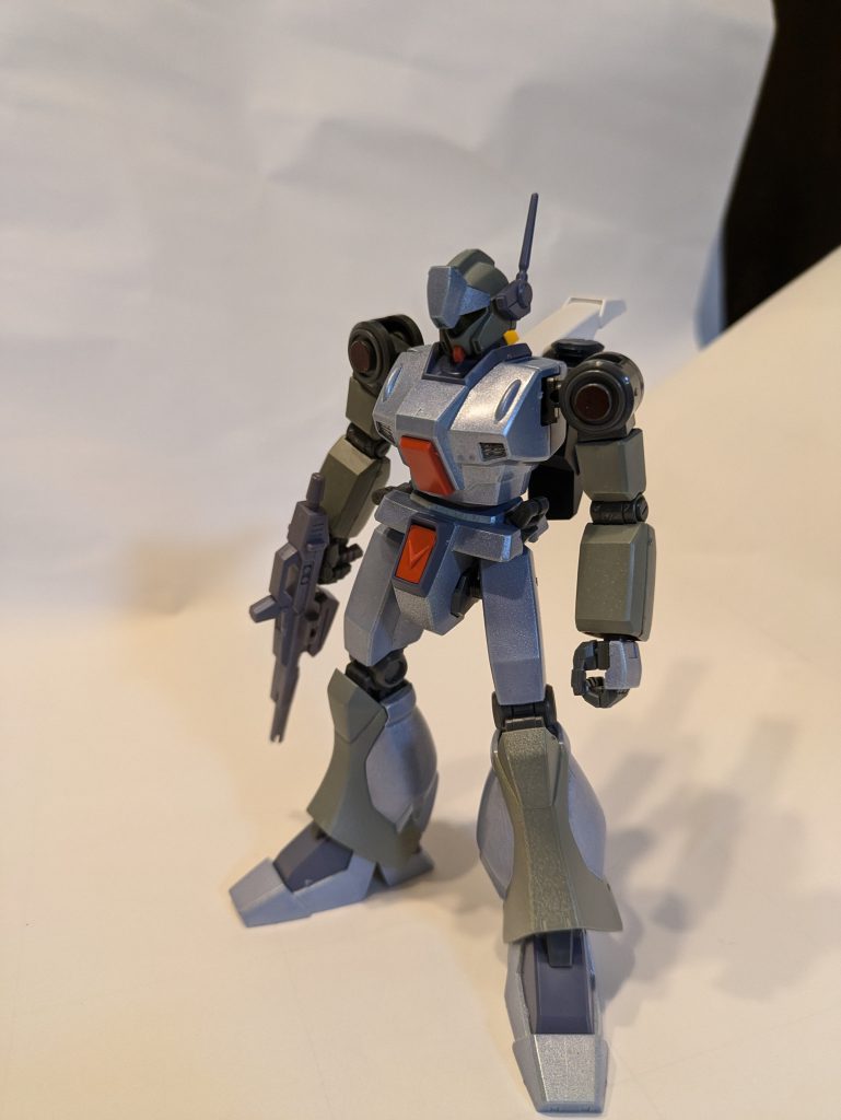 マクサー・バネレット機MK-2のビームライフルを装備。近接兵装にナイフを特別装備しています。ゼロ距離での近接戦闘を得意としています。性別:男性年齢:21陽気な少年で、ダント共に配属されました。戦争についてよく悩んでいます。