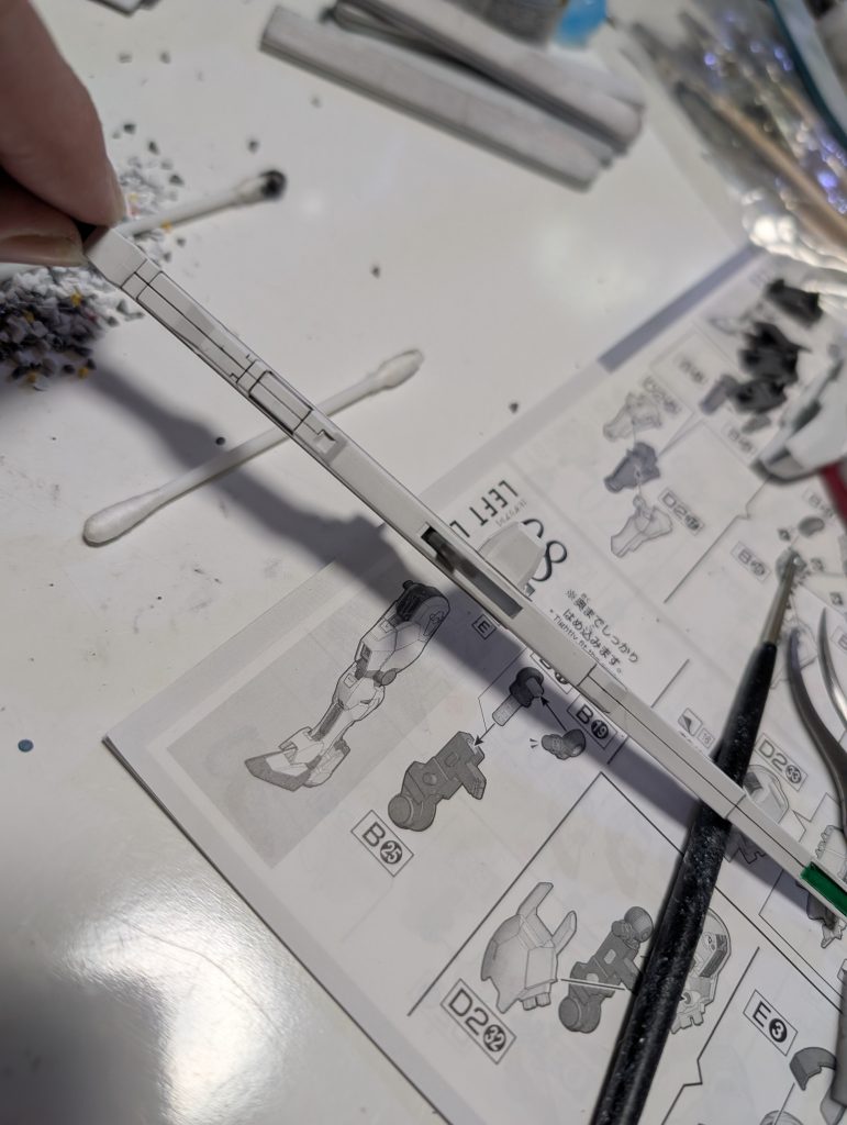 合わせ目消しその2全部消すとのっぺりしてしまうので真ん中で割れてる所はデザインナイフでカンナ掛けして段落ちに