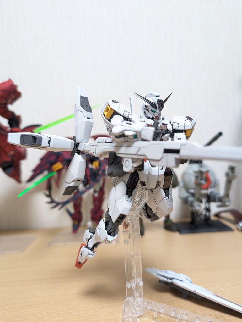 ライフルの接続に自由度が無く構えるポージングは足で表情つけるしかないです😅 最後までお読みいただきありがとうございます白にはグレーのスミ入れが一般的ですがぼやっとしてるような感じがするので黒でやってみましたみなさんはどちら派?