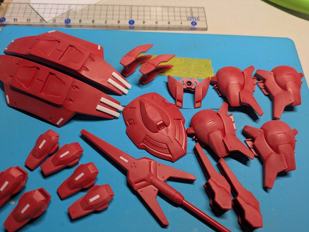 制作途中。穴あけたりプラ板貼ったり。