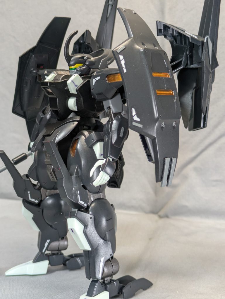 一応、胴体と本体色で塗り分けてますが分からんすね。ジャーマングレーと黒です。デカールはホビージャパンの白ラインを使用。水星モノに普通のコーションマーク貼るの何か抵抗あって…。