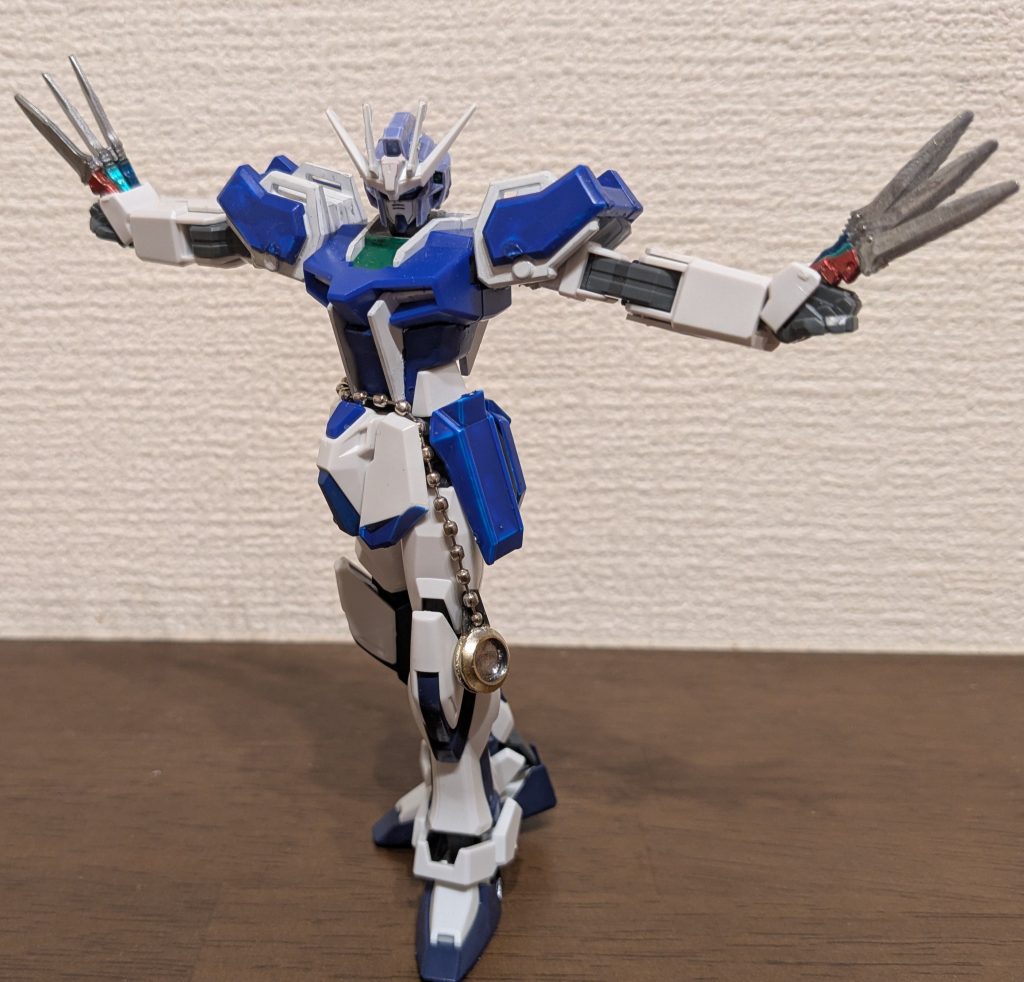 フロントショット。背面と同じく、ガンダムブルーメインでボディ、肩や胸のグレーだった部分をガンダムホワイト。足のライン等はティターンズブルー2。頭はすみれ色でカメラアイはスカイブルー、アンテナはカチューシャイメージで白です。胸中央上部と、見えづらいですが、バルカンとその下のダクト部分は、咲夜のリボンをイメージしてグリーンで塗装。 で、今回の大きな改修は手です。カミキバーニングガンダムを作成した際に使わなかった握り拳に変更しました。これにより手首をワイドに使えて色々な表情を付けられるようになり、より咲夜らしいポージングを取らせられるようになりました。