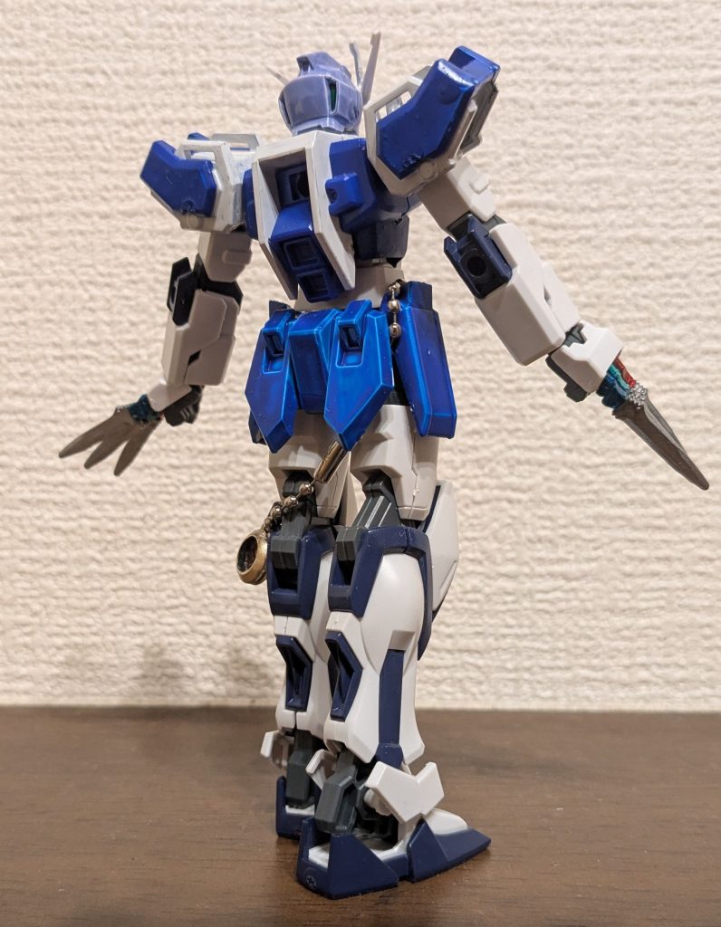バックショット基本はガンダムブルーで塗装し、背中や身体の本来グレーだった部分を、エプロンやエプロンの紐イメージでガンダムホワイトで塗装です。