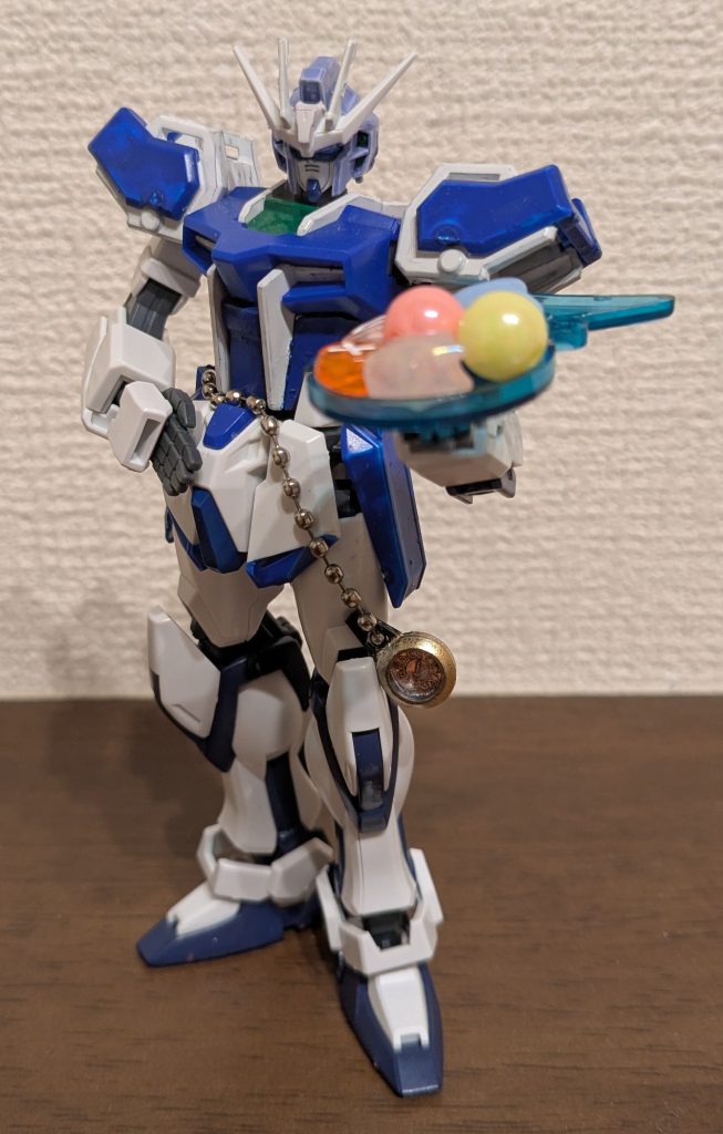 最後に、ビルドバーニングで使わなかった平手に変え、左手に、娘の作ったフレームアームガール初音ミクのスピーカースタンドの足を持たせ、その上に娘から借りたビーズを乗せて、お仕事中の咲夜さんをイメージした１枚。以上、十六夜咲夜専用ストライクガンダム改修型でした。ご覧いただき、ありがとうございました！！