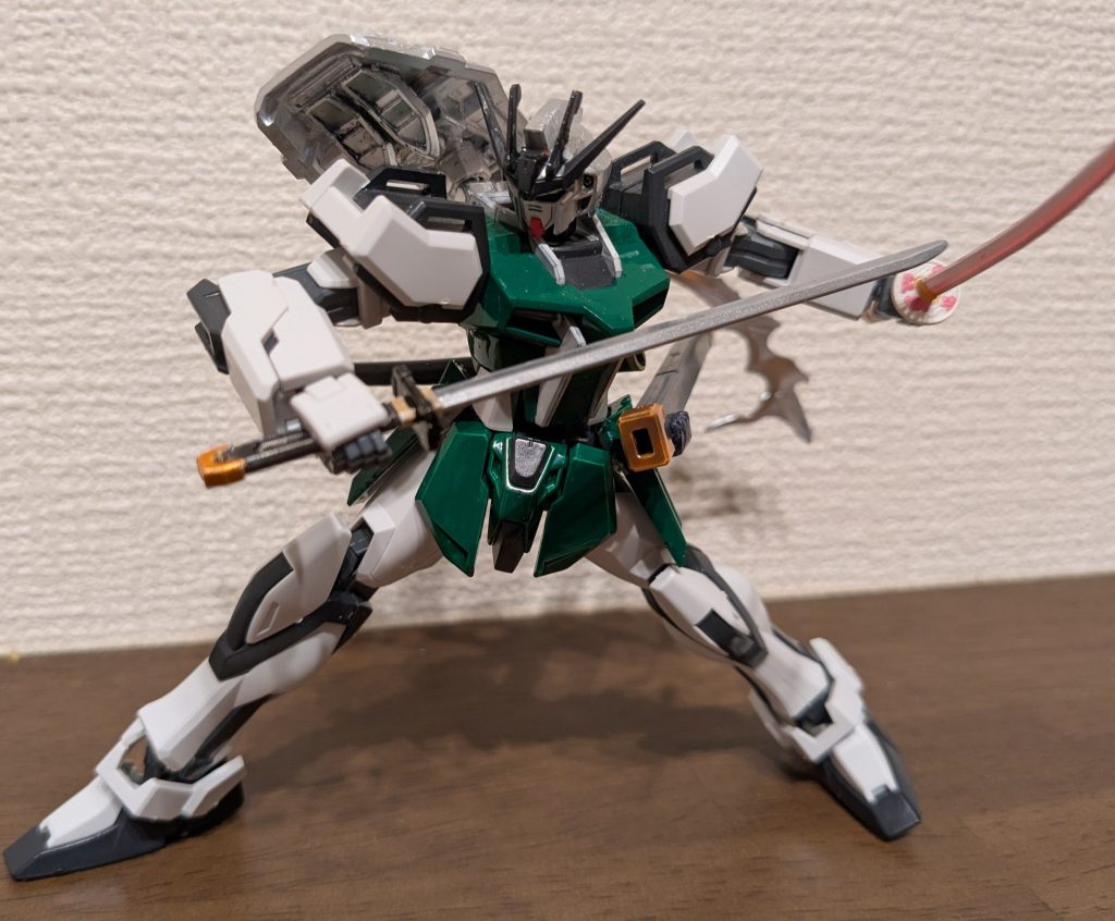 で、その半霊から弾幕を発射するイメージで1枚。肩から前に出すようなポージングも可能です。そのイメージを作るため、シールド上部にカミキバーニングの余剰スラスターを2機接着し、弾幕発射口に見立ててみました。