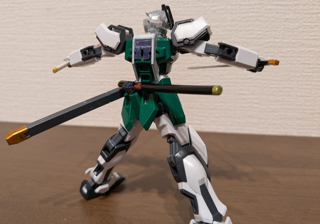 半霊外すとこんな感じ。背中にカミキバーニングの余剰の背中パーツを必要分だけ切り出し、はめ込みました。この縦長のスリットにシールドの関節パーツを刺して、好きなように動かしています。