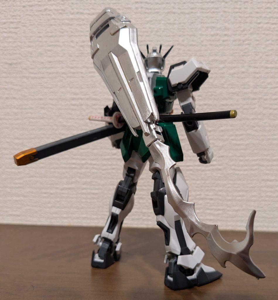 バックショット今回大きく追加したのがコレですね。ストライクのシールドにカミキバーニングの余剰パーツの関節(足首とかかな?)と炎エフェクトを組み合わせてシャインシルバーで塗り、半霊っぽく作ってみました!見た目、色、サイズともそれっぽくなって見栄えも良いかな〜