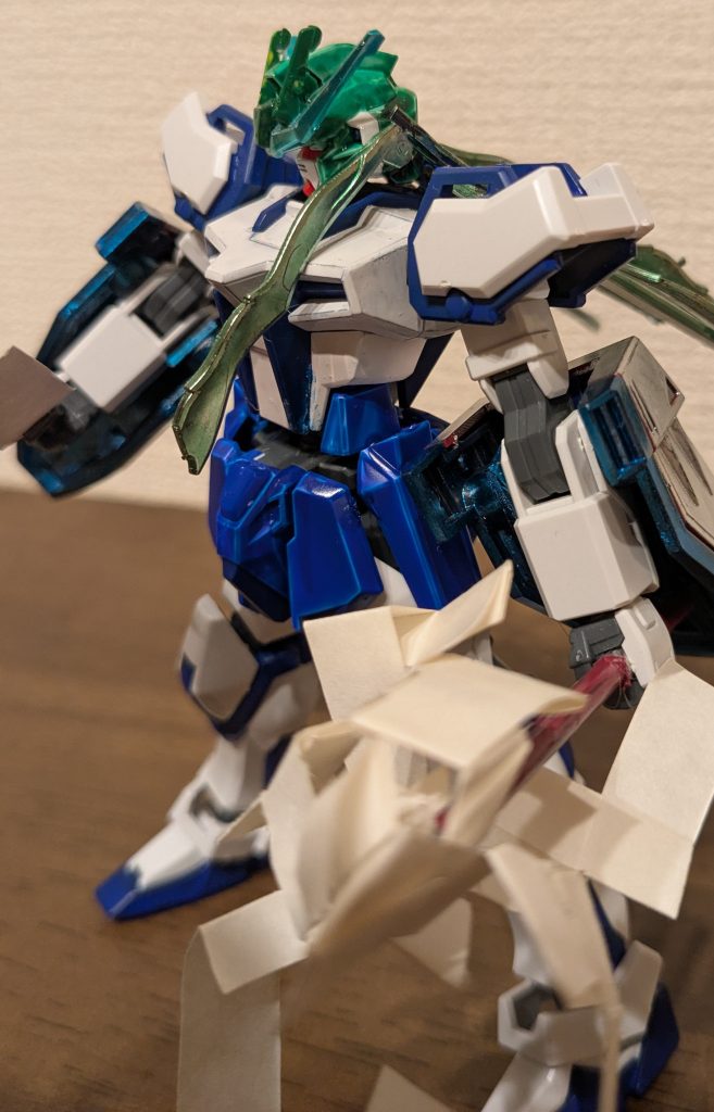 サイドショットその2左手には、霊夢ストライクを輝夜機に作りなおしたため余ったお祓い棒を持たせました。巫女さんなんだから似合うだろうし、こういうお祓い棒持ってる早苗もありますしね。で、新しく追加になった、早苗の特徴的なまとめて左に流してある髪をイメージして、バーニングガンダム系のエフェクトを仕様。メタリックイエローグリーンに塗って垂らしたら、だいぶそれっぽくなって良かった！