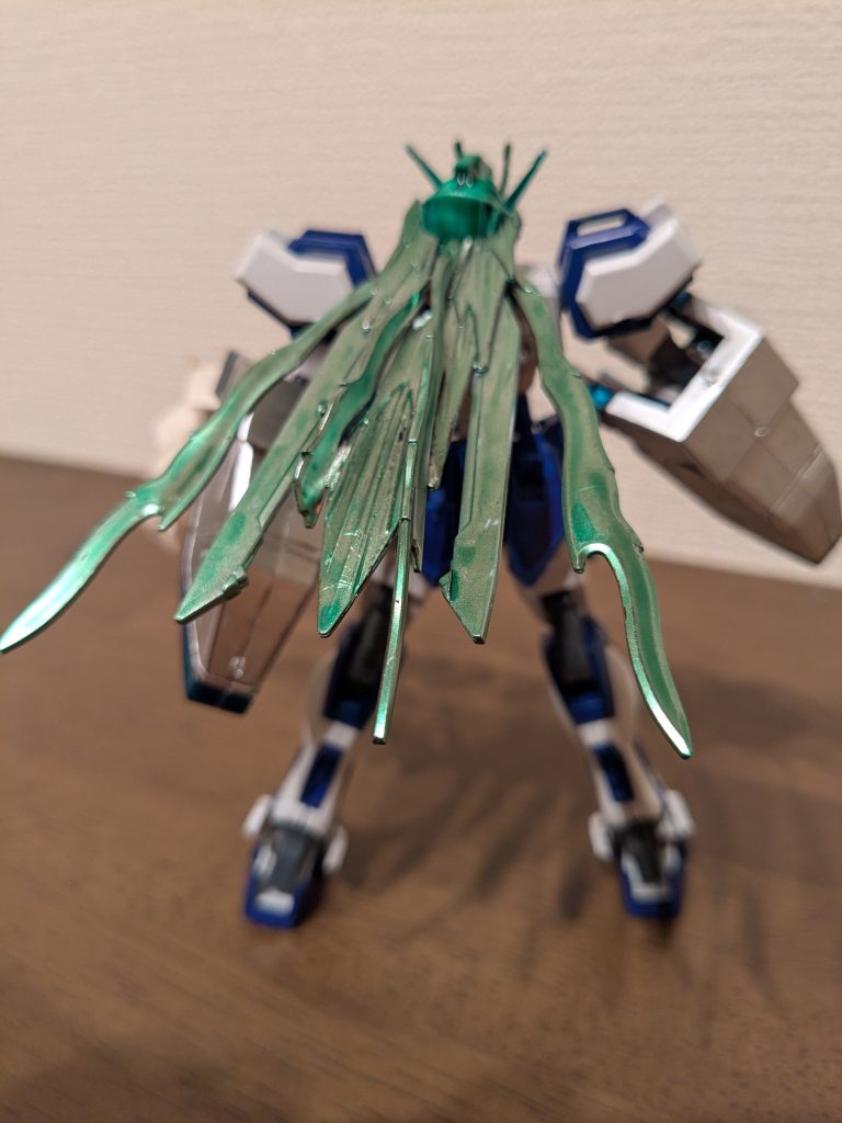 バックショット炎エフェクト、エアリアルのビームエフェクト、ライフリシールド内の羽を組み合わせてメタリックイエローグリーンに塗り、頭を挟み込んで、後ろ髪を再現してみました。早苗のボリュームある感じに見えるようになって良かったんでないかと思ってます。