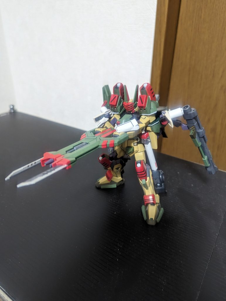 ビームライフルは元々腰パーツと繋がっていて単独使用の可動域が狭かったので、それぞれで単独で手持ちできるように変更。連装キャノンモードも可能。